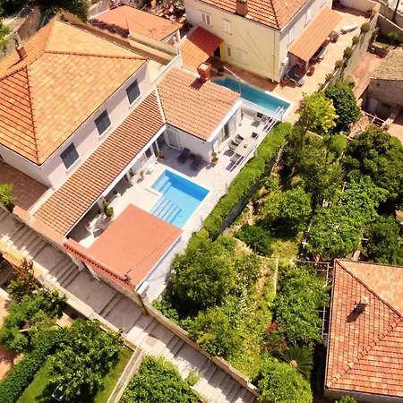 Franklin With Swimming Pool Vila