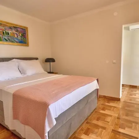 Villa Franklin With Swimming Pool